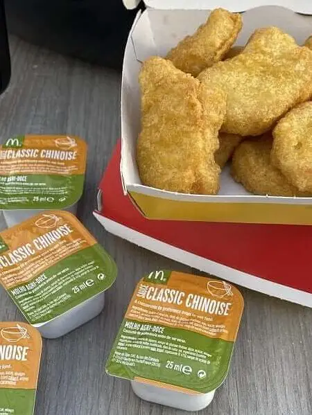 Cómo recalentar nuggets de pollo de McDonalds en una freidora