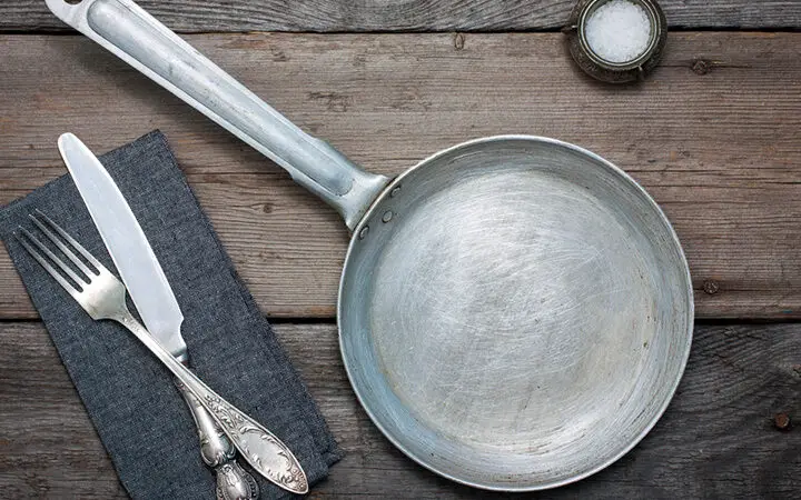 ¿Son seguras las sartenes viejas de aluminio para cocinar?
