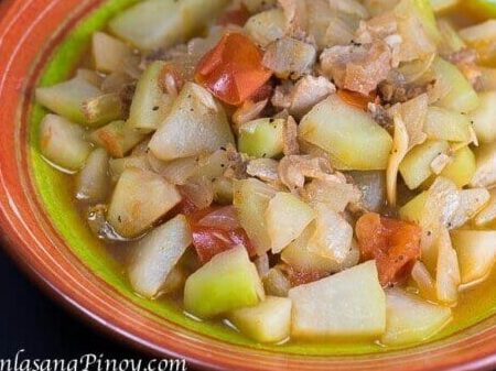Chayote Salteado con Cerdo y Tomate
