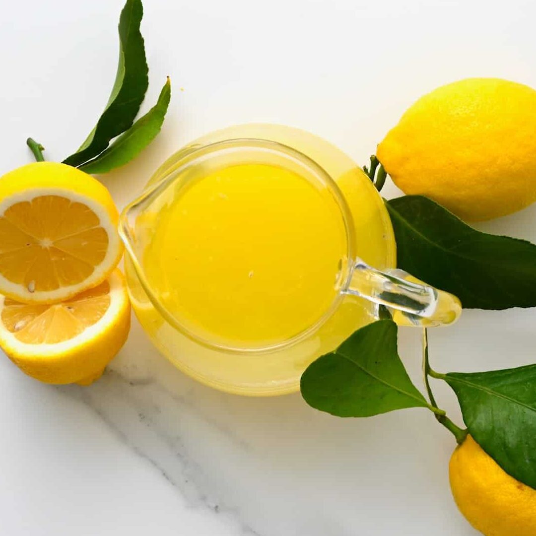 Cómo exprimir un limón (6 métodos con + sin exprimidor | + congelarlo)