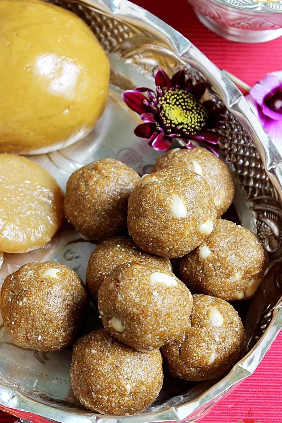 Til Ke Laddu (Ladoo de semillas de sésamo) - Recetas de Swasthi