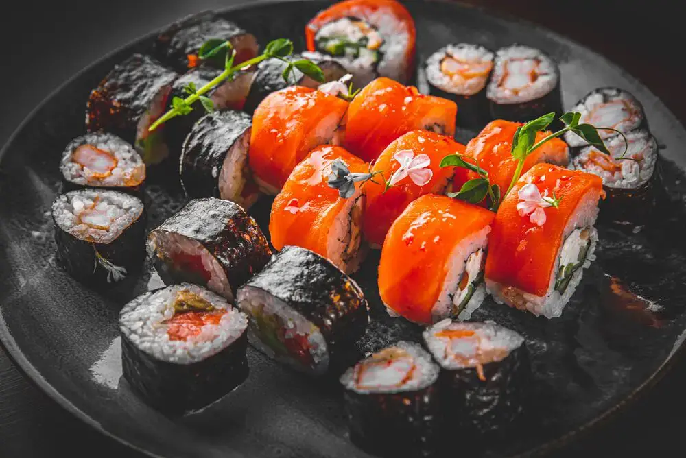 ¿Cuál es la mejor manera de recalentar sushi?