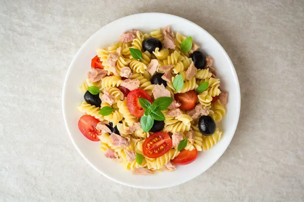 ¿Cuánto dura la ensalada de pasta de atún en el refrigerador?