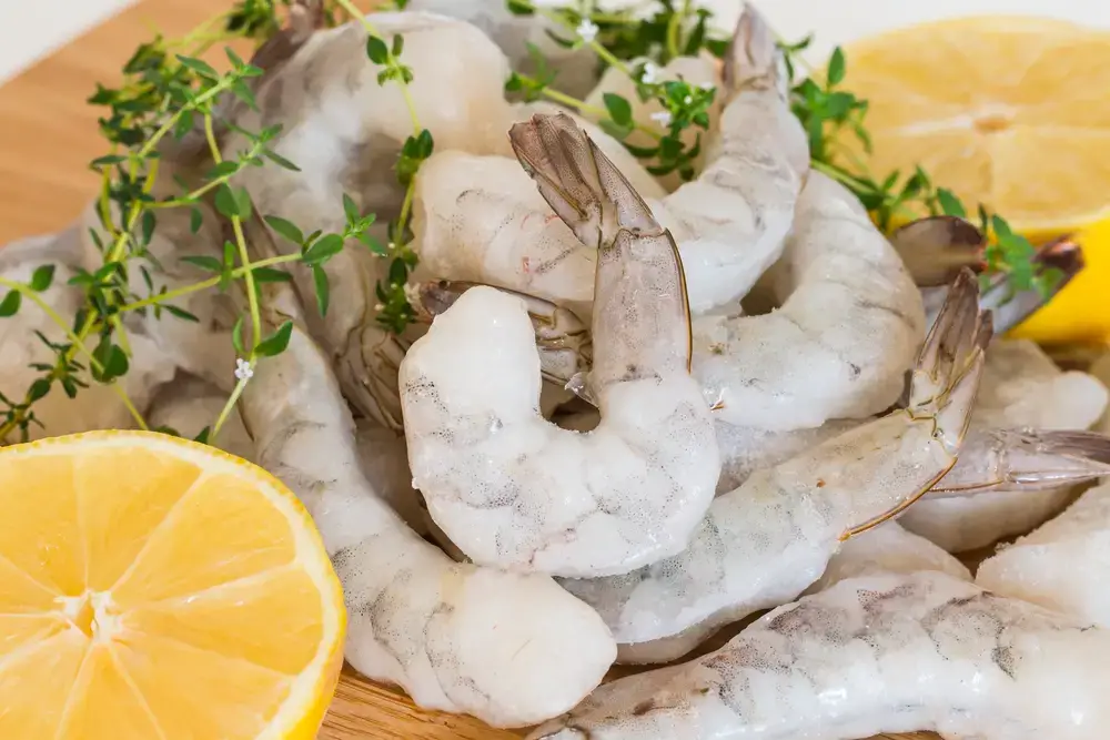 ¿Cuánto tiempo dura el camarón crudo en el refrigerador?