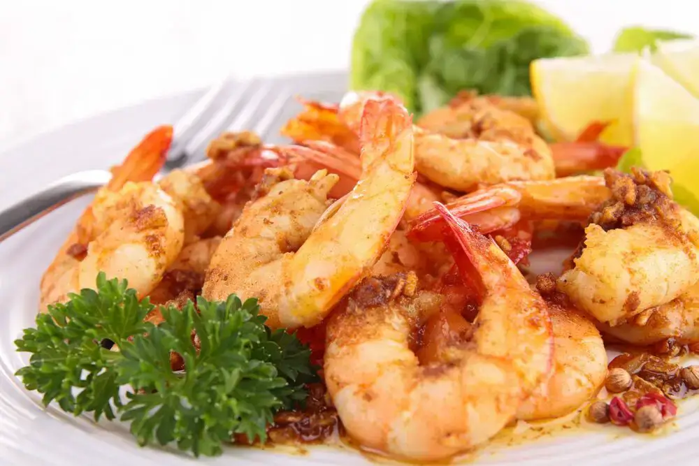 ¿Cuánto tiempo pueden permanecer fuera los camarones cocidos?