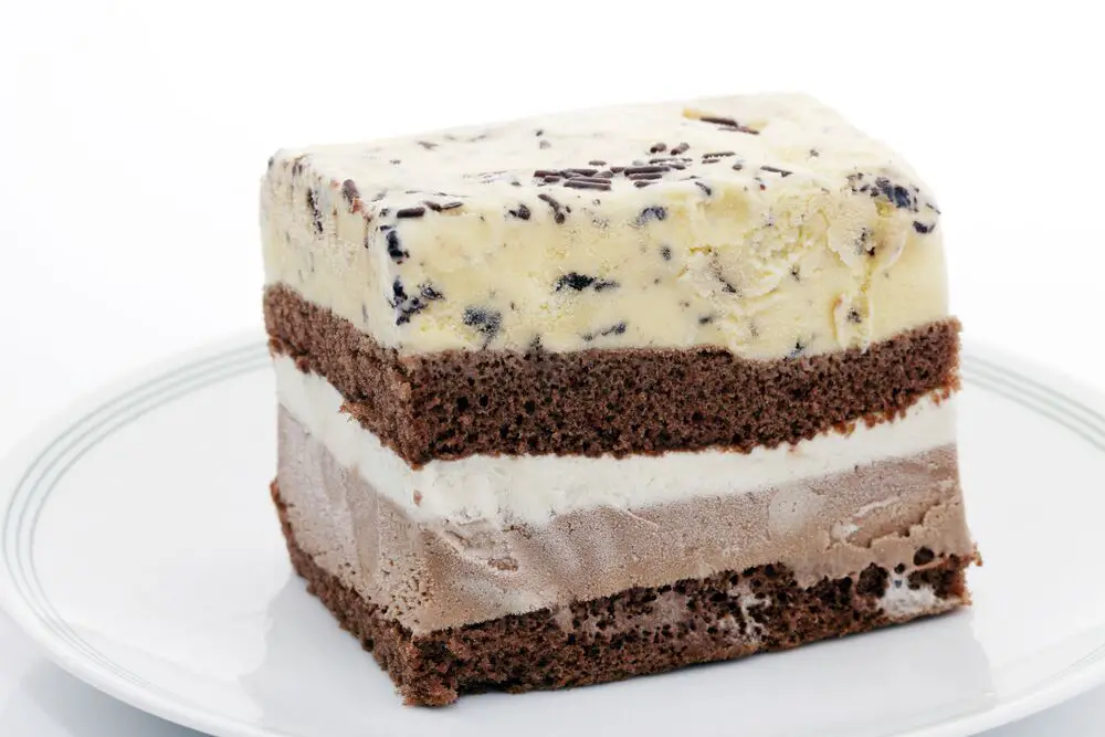 ¿Cuánto tiempo se tarda en descongelar un pastel de helado?