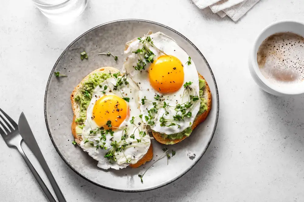 ¿Puedes recalentar huevos fritos en el microondas?