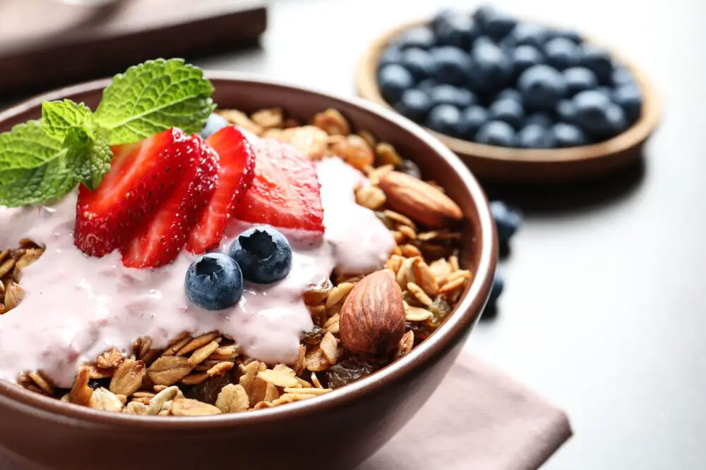 ¿Son saludables el yogur y la granola?